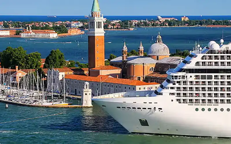 Puerto de Venecia Rumbo a la Diversión